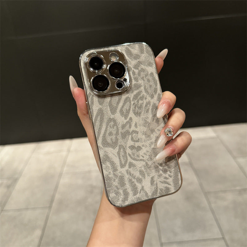 Coque iPhone Léopard Velours 🐆✨ – Effet Luxe & Protection Antichoc 2-en-1