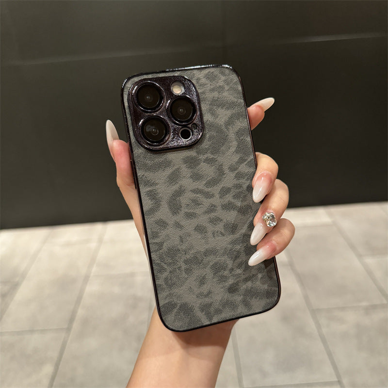 Coque iPhone Léopard Velours 🐆✨ – Effet Luxe & Protection Antichoc 2-en-1